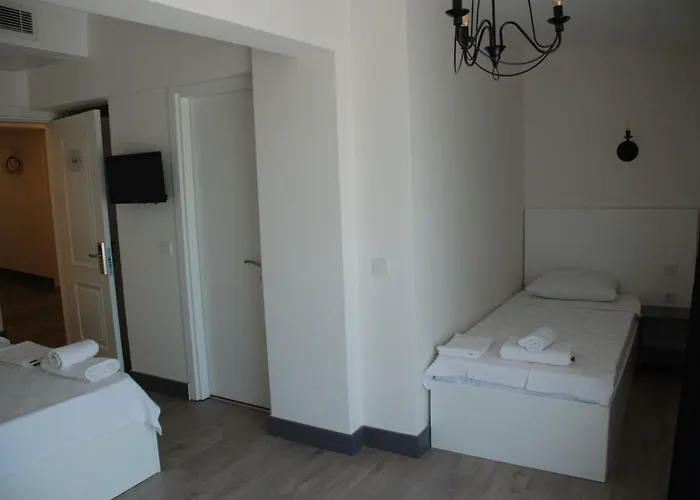 Victoria And Lounge Hotel Fokaja